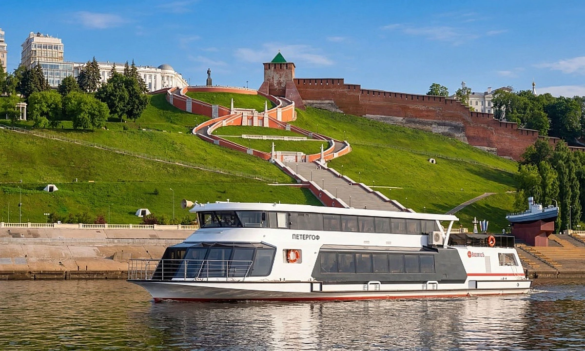 Прогулка со вкусом: Нижний Новгород с воды на электросудне «Петергоф» — фото 3