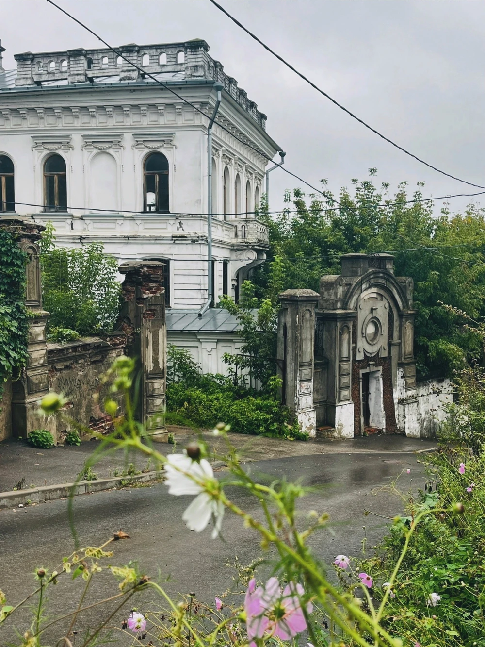 Монополисты, монахи и царицы: район Гребешок и улица Черниговская — фото 2