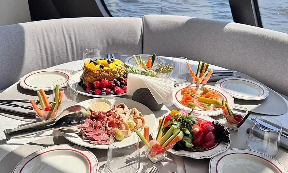 Прогулка со вкусом: Нижний Новгород с воды на электросудне «Петергоф» — фото 4